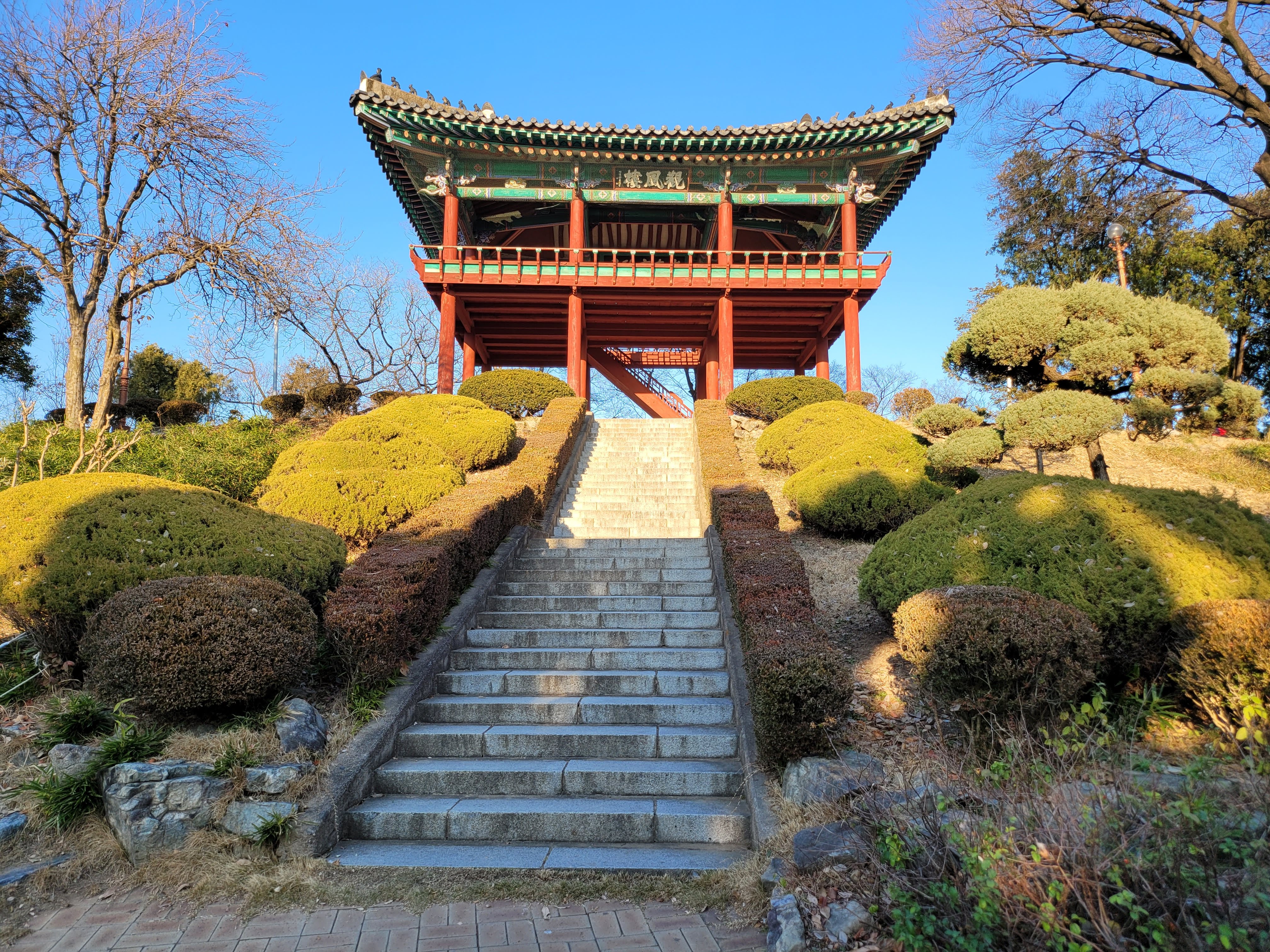 环城步道凌空视野，城市天际线在脚下延伸。